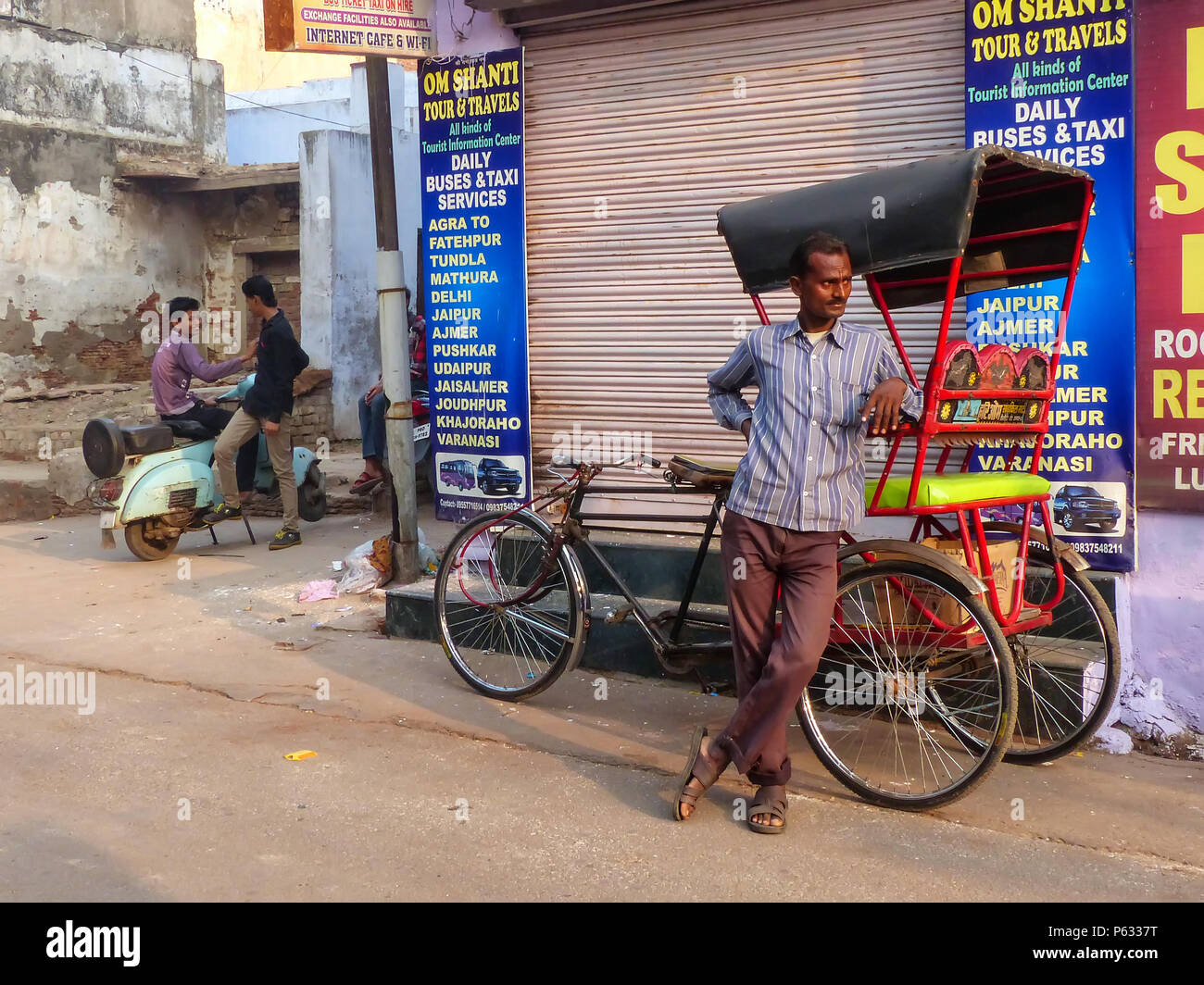 Ciclo permanente rickshaw dal suo pedicab in Taj Ganj quartiere di Agra, Uttar Pradesh, India. Agra è una delle più popolose città in Uttar Prades Foto Stock