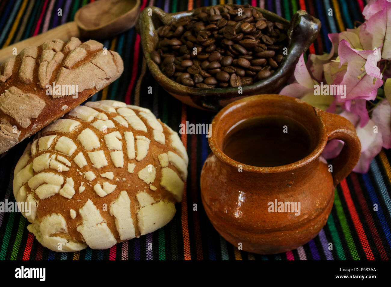 Dolce tradizionale pane messicano conchas, chicchi di caffè, messicano Foto Stock