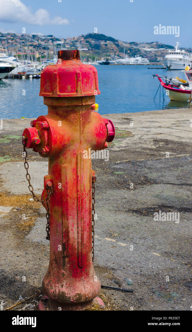 Antica pompa antincendio di acqua nel porto di Sanremo. Utile per indicare la sicurezza nei porti marini Foto Stock