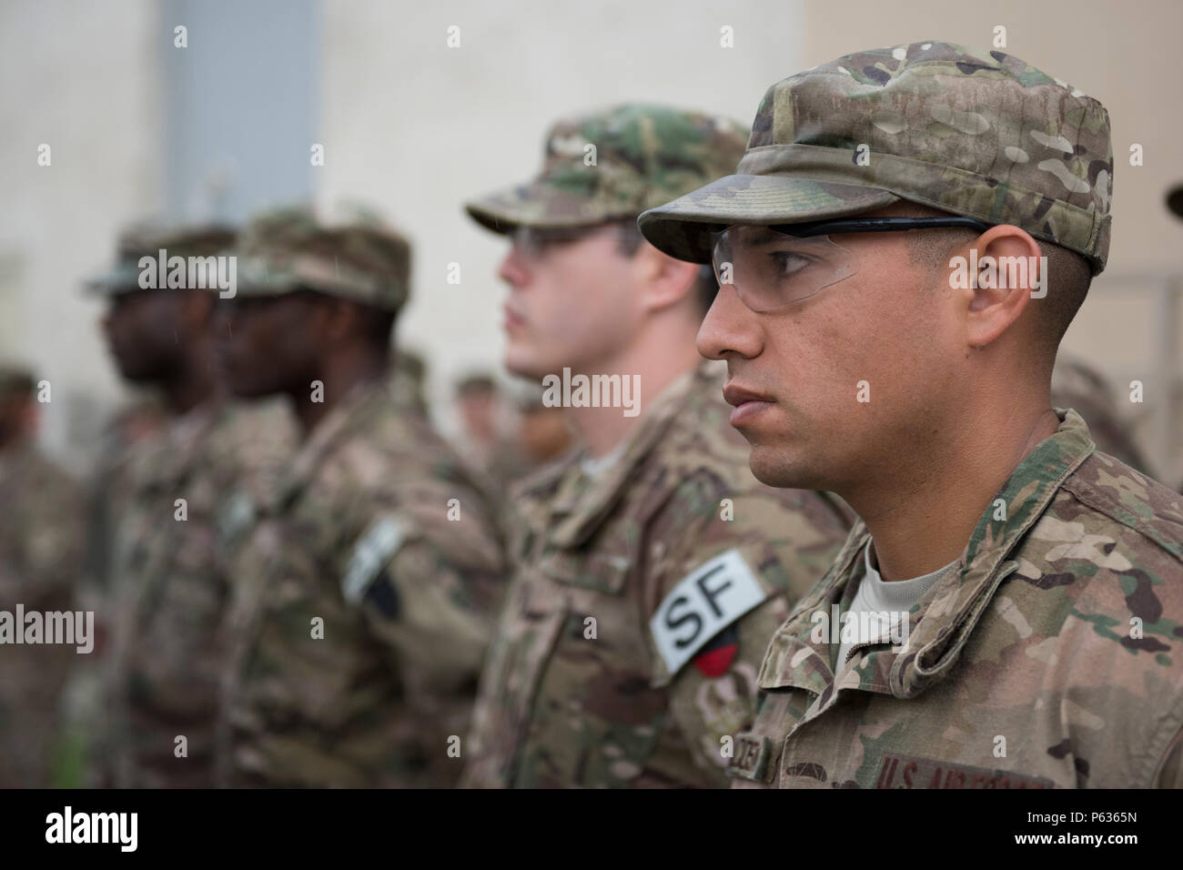 Difensori dal 455th Expeditionary forze di sicurezza Squadron stand in formazione durante la dedizione di Camp 62 a Bagram Airfield, Afghanistan, Aprile 16, 2016. Il 455th Expeditionary forze di sicurezza Squadron rinominato la loro Base Defense Operations Center in memoria del volo di distanza di sicurezza i membri del team, Senior aviatori Nathan C. Sartain e Kcey E. Ruiz, che hanno perso la loro vita Ott 2, 2015, quando il C-130J aeromobili sono stati assegnati al sicuro, call-sign Torqe-62 si è schiantato poco dopo il decollo da Jalalabad Airfield, Afghanistan. (U.S. Air Force foto/Tech Sgt. Robert Cloys) Foto Stock