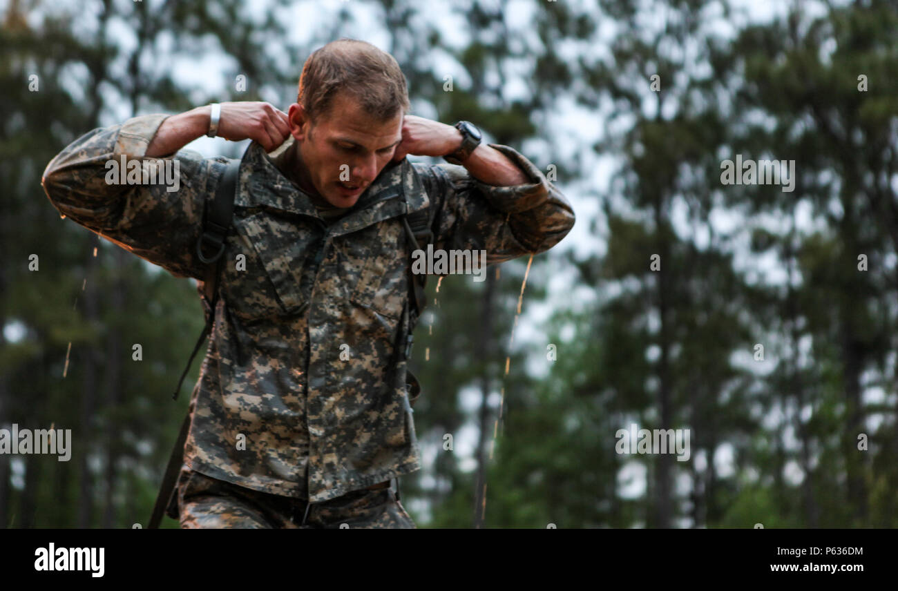 Un Ranger della Guardia Nazionale dell'esercito statunitense completa alti gattoli sotto gli ostacoli del filo spinato attraverso il terreno bagnato durante la gara Best Ranger Competition 2016 a Camp Rogers, Fort Benning, Georgia. La 33a competizione annuale di tre giorni testa resistenza fisica, resilienza mentale, abilità tattiche, abilità di tiro, lavoro di squadra, e prontezza operativa. I partecipanti si muovono attraverso ostacoli temporizzati e simulano condizioni di combattimento per dimostrare disciplina, coordinamento e prestazioni militari onorando il tenente generale David E. Grange Jr. Foto Stock