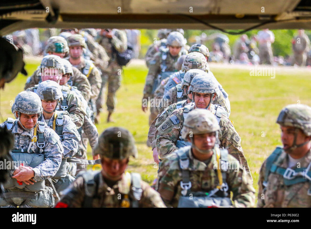 Paracadutisti preparati a entrare in un CH-47 Chinook assegnato all'ottantaduesima combattere la Brigata Aerea durante il sabato Proficiency Jump ospitato dal 5° Stormo, 73rd reggimento di cavalleria, 3° Brigata Team di combattimento, ottantaduesima Airborne Division, Fort Bragg, N.C. Aprile 16. (Esercito foto di Staff Sgt. Christopher Freeman) Foto Stock