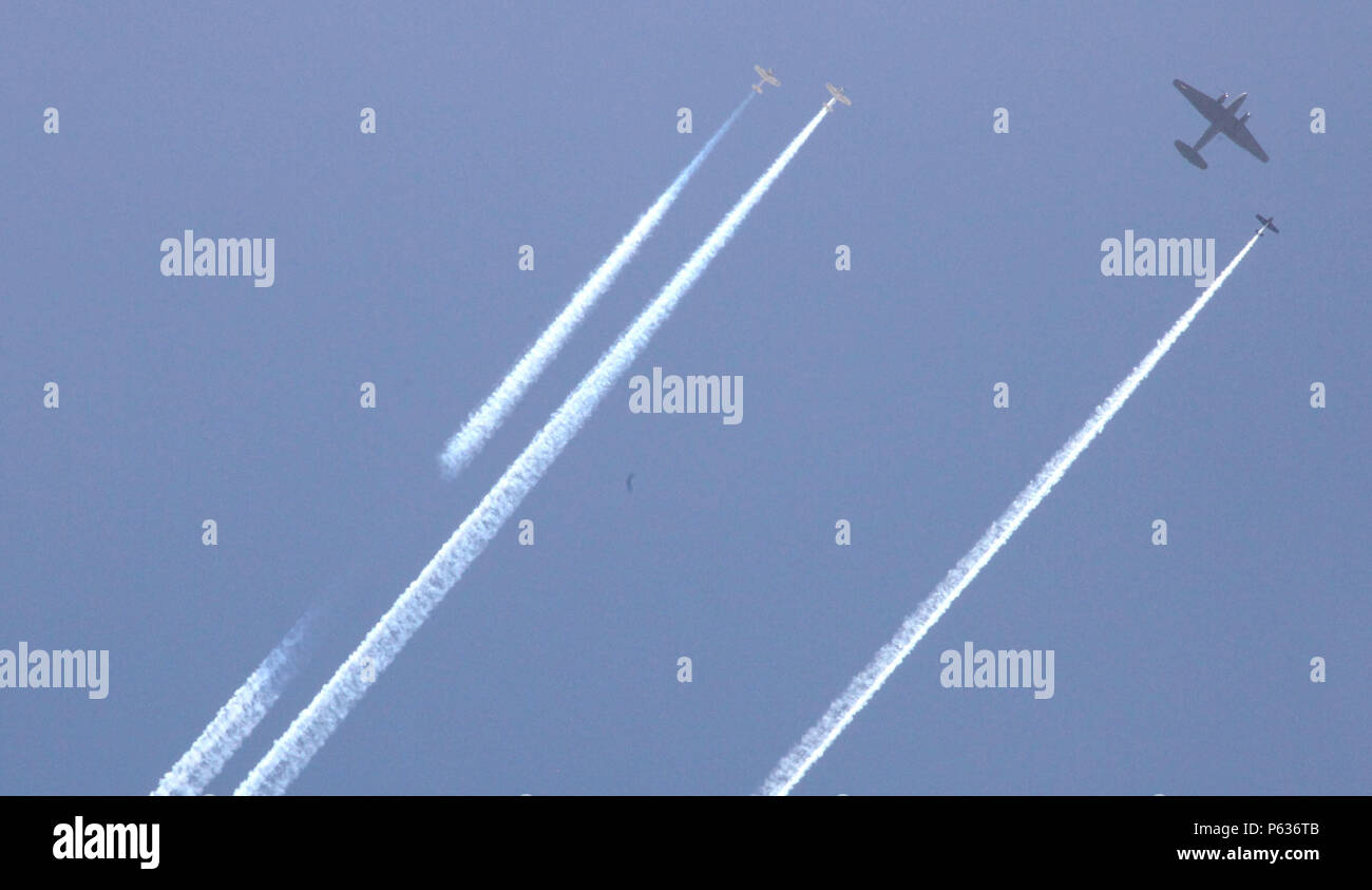 Il 'Tinker Belle' Curtiss C-46 commando e Sky Team effettuano air show durante il tuono nella valle Air Show a Columbus Airport, Columbus, Ga., Aprile 16, 2016.Il tuono nella valle Air Show è iniziata nel 1997 ed è cresciuto fino a diventare una delle più grandi outdoor eventi familiari in Chattahoochee Valley. L'air show che porta in cima esecutori provenienti da tutti gli Stati Uniti. (U.S. Esercito foto di Spc. Grigio Zakia /rilasciato) Foto Stock