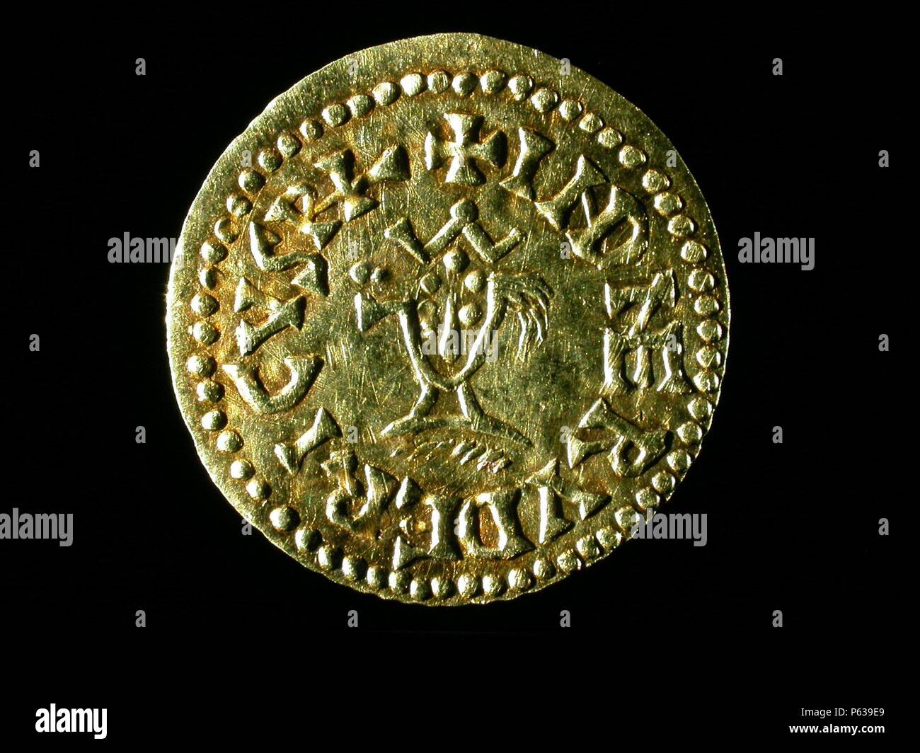 NUMISMATICA. MONEDA VISIGODA. RODRIGO EGITANIA (710-711 ) ANVERSO. FALSA MONEDA. Foto Stock