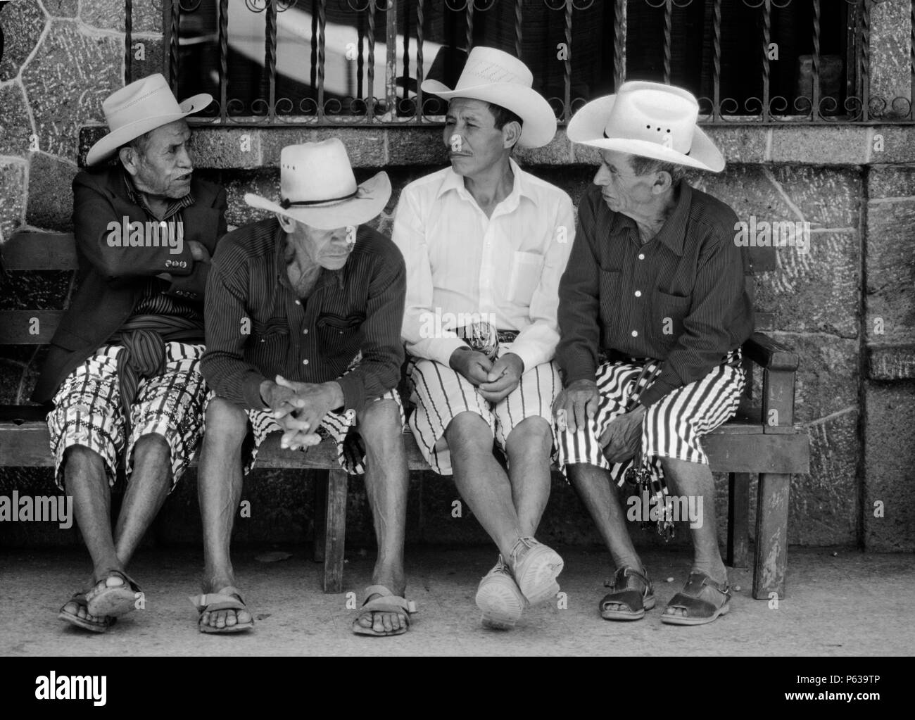 TZUTUJIL uomini in abito tradizionale con cappelli da cowboy - Santiago Atitlan, GUATEMALA Foto Stock