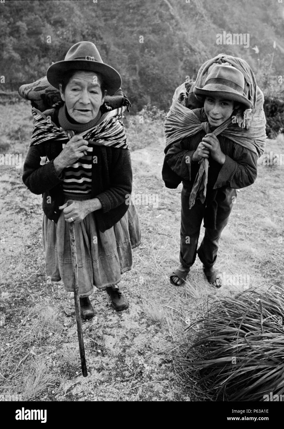 Il quechua nonna & nipote escursione lungo il cammino degli Inca alla scoperta di Machu Picchu - Ande peruviane Foto Stock