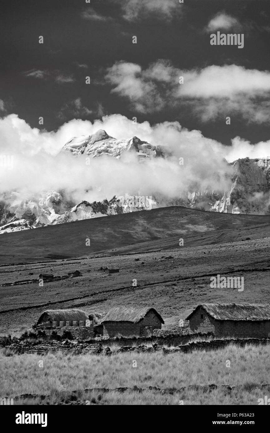 Adobe case coloniche in alto ALTIPLANO sul Nevado Auzangate curcuit - Ande peruviane Foto Stock