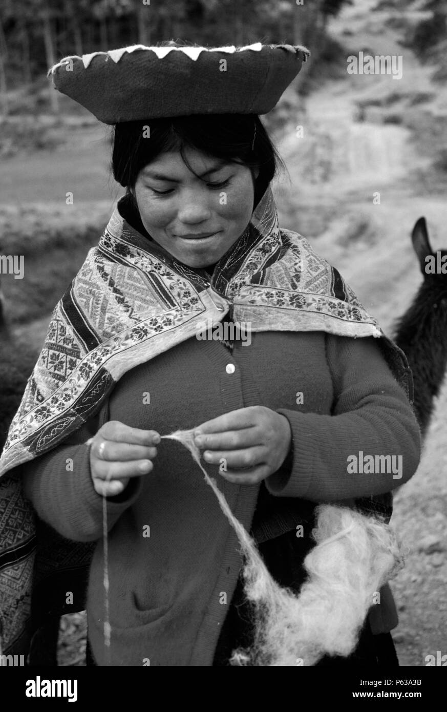 Giovane donna quechua la filatura della lana - Ande peruviane Foto Stock
