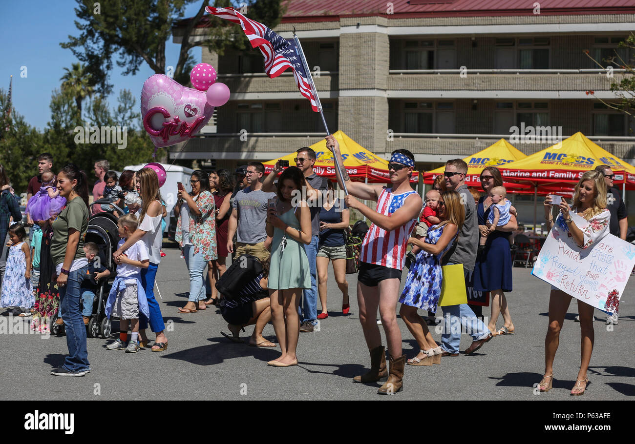 MARINE CORPS BASE Camp Pendleton, California - Le famiglie attendere in previsione per la riunificazione con i Marines e marinai con scopi speciali Air-Ground Marine Task Force - Risposta in caso di crisi - Comando Centrale 16.1, in una cerimonia di homecoming su Camp Pendleton Aprile 17, 2016. SPMAGTF-CR-CC è un contingente di rotazione di circa 2.300 marines e marinai provenienti da unità in tutto I Marine Expeditionary Force. Il gruppo serve come il Marine Corps' basata a terra expeditionary crisi e forza di emergenza negli Stati Uniti Comando centrale regione. (U.S. Marine Corps foto di Cpl. Angelo Serna/rilasciato) Foto Stock