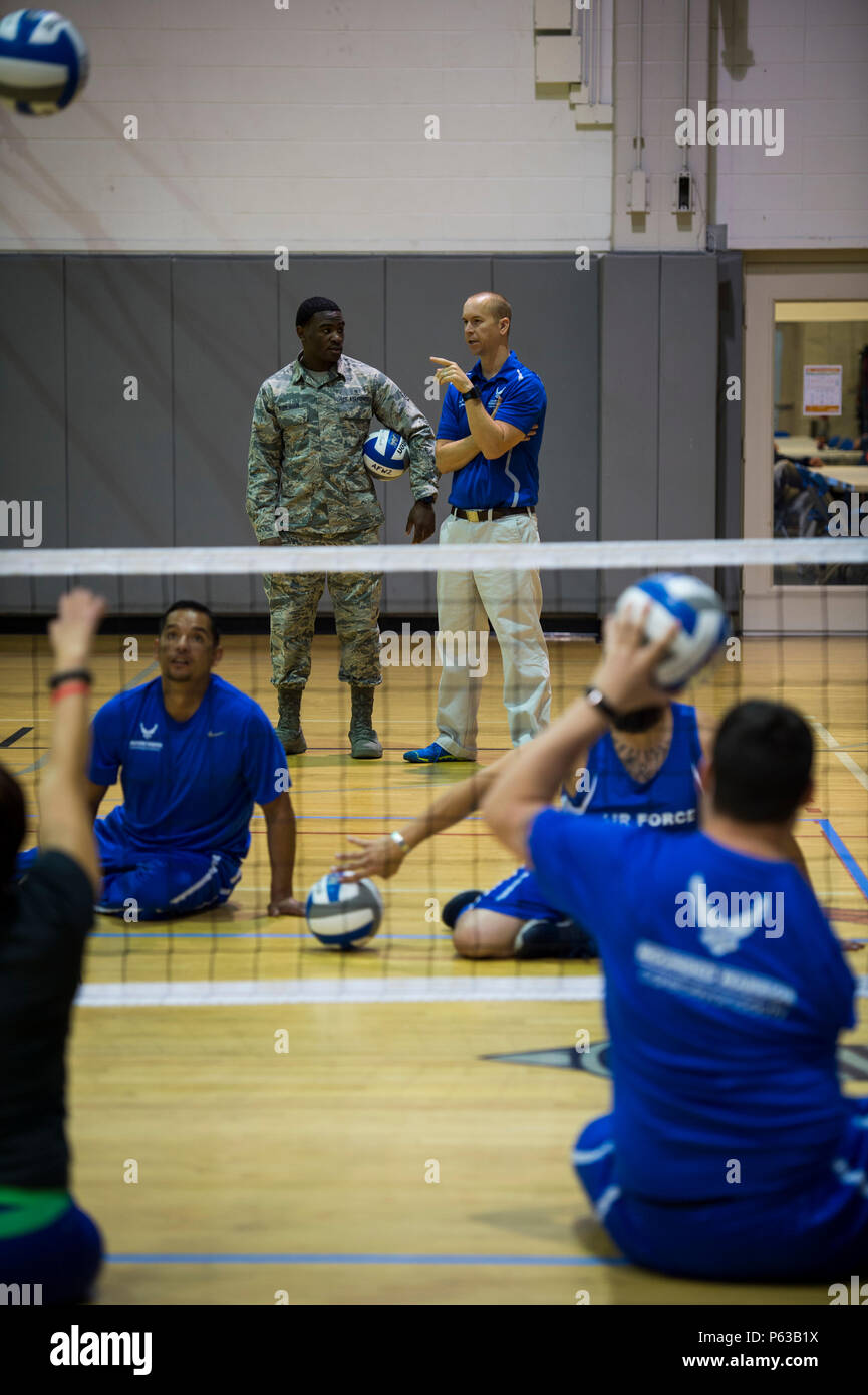 Il Mag. (Dr) Sean Martin, a destra il capo di medicina dello sport con Air Force Special Operations Command Ufficio del chirurgo generale, colloqui di Airman 1. Classe Astin Roberson, sinistra, una terapia fisica tecnico con il primo per le operazioni speciali operazioni mediche Squadron, all udienza pallavolo pratica durante un guerriero giochi training camp in campo Hurlburt Fla., Aprile 4, 2016. Martin e altri tecnici medici forniscono servizi extra per gli atleti durante il training camp per garantire come molto del loro tempo possibile è speso nella concorrenza e non sulle attività secondaria. (U.S. Air Force foto Foto Stock