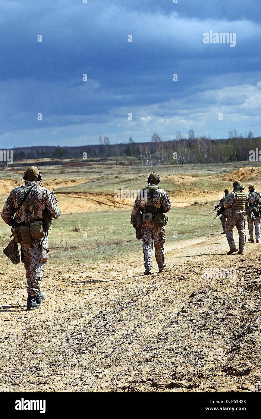 Soldati lettone a piedi in una formazione sfalsata verso il loro obiettivo durante il live-fire porzione di rompere il contatto e la trincea esercizio di clearing, 19 aprile a Adazi Base Militare, Lettonia. Canada e Stati Uniti i soldati hanno anche partecipato nell'esercizio come una parte dell'estate scudo XIII, a due-la settimana di esercizio di interoperabilità. I soldati assegnati alla sede centrale e sede di truppe, 3° Stormo, 2° reggimento di cavalleria nella regione di funzionamento di supporto Atlantic risolvere uniti alleati dalla Lettonia, Canada, Lituania e nella Repubblica federale di Germania per la formazione annuale evento. (U.S. Esercito foto di Sgt. Paige Behri Foto Stock