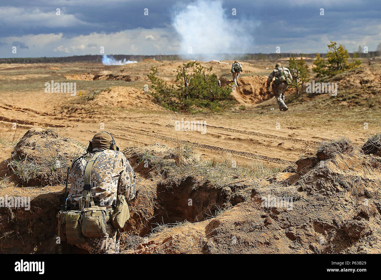 Soldati lettoni vincolato verso il loro obiettivo durante il live-fire porzione di rompere il contatto e la trincea esercizio di clearing, 19 aprile a Adazi Base Militare, Lettonia. Canada e Stati Uniti i soldati hanno anche partecipato nell'esercizio come una parte dell'estate scudo XIII, a due-la settimana di esercizio di interoperabilità. I soldati assegnati alla sede centrale e sede di truppe, 3° Stormo, 2° reggimento di cavalleria nella regione di funzionamento di supporto Atlantic risolvere uniti alleati dalla Lettonia, Canada, Lituania e nella Repubblica federale di Germania per la formazione annuale evento. (U.S. Esercito foto di Sgt. Paige Behringer, decimo premere il Camp ha Foto Stock