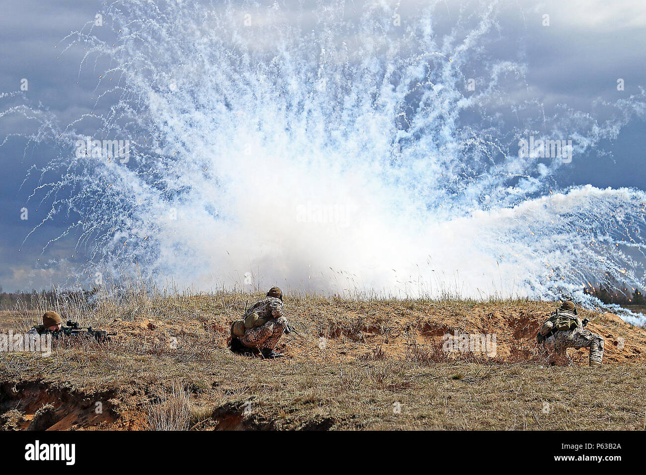 Soldati lettoni prendere la copertura durante la distribuzione di occultamento fumo durante il live-fire porzione di rompere il contatto e la trincea esercizio di clearing, 19 aprile a Adazi Base Militare, Lettonia. Canada e Stati Uniti i soldati hanno anche partecipato nell'esercizio come una parte dell'estate scudo XIII, a due-la settimana di esercizio di interoperabilità. I soldati assegnati alla sede centrale e sede di truppe, 3° Stormo, 2° reggimento di cavalleria nella regione di funzionamento di supporto Atlantic risolvere uniti alleati dalla Lettonia, Canada, Lituania e nella Repubblica federale di Germania per la formazione annuale evento. (U.S. Esercito foto di Sgt. Paige Behringer, 10 Foto Stock