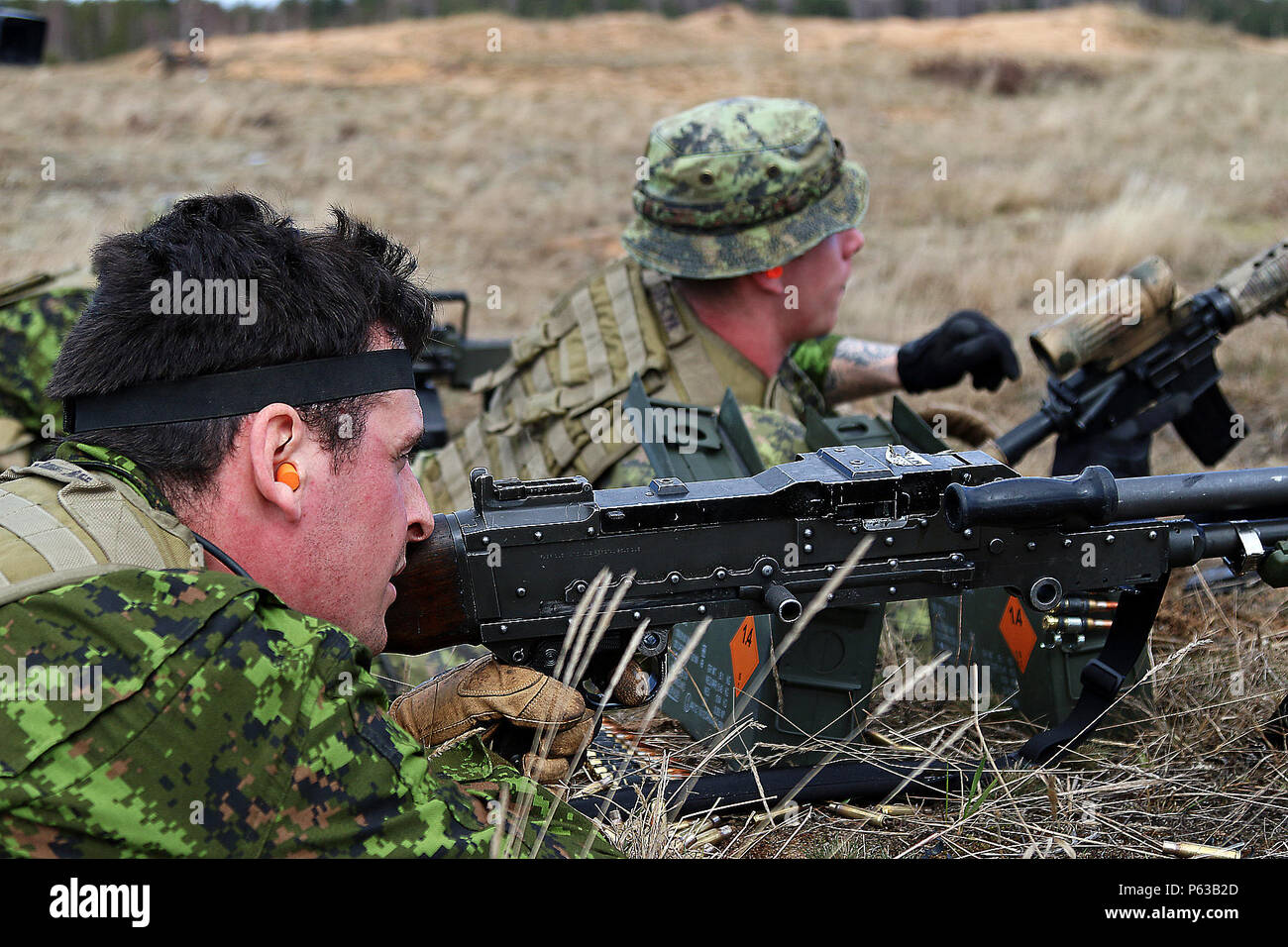 Soldati canadesi incendio al loro obiettivo durante il live-fire porzione di rompere il contatto e la trincea esercizio di clearing, 19 aprile a Adazi Base Militare, Lettonia. Il lettone e soldati degli Stati Uniti hanno partecipato anche l'esercizio come una parte dell'estate scudo XIII, a due-la settimana di esercizio di interoperabilità. I soldati assegnati alla sede centrale e sede di truppe, 3° Stormo, 2° reggimento di cavalleria nella regione di funzionamento di supporto Atlantic risolvere uniti alleati dalla Lettonia, Canada, Lituania e nella Repubblica federale di Germania per la formazione annuale evento. (U.S. Esercito foto di Sgt. Paige Behringer, decimo premere Camp Headqua Foto Stock