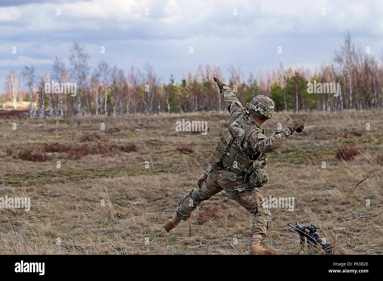 Un soldato assegnato alla sede centrale e sede di truppe, 3° Stormo, 2° reggimento di cavalleria si prepara a lanciare una granata di fumo per fornire nascondiglio per il suo team durante il live-fire porzione di rompere il contatto e la trincea esercizio di clearing, 19 aprile a Adazi Base Militare, Lettonia. Il canadese e soldati lettoni hanno partecipato anche l'esercizio come una parte dell'estate scudo XIII, a due-la settimana di esercizio di interoperabilità. Soldati americani nella regione di funzionamento di supporto Atlantic risolvere uniti alleati dalla Lettonia, Canada, Lituania e nella Repubblica federale di Germania per la formazione annuale evento. (U.S. Esercito pho Foto Stock