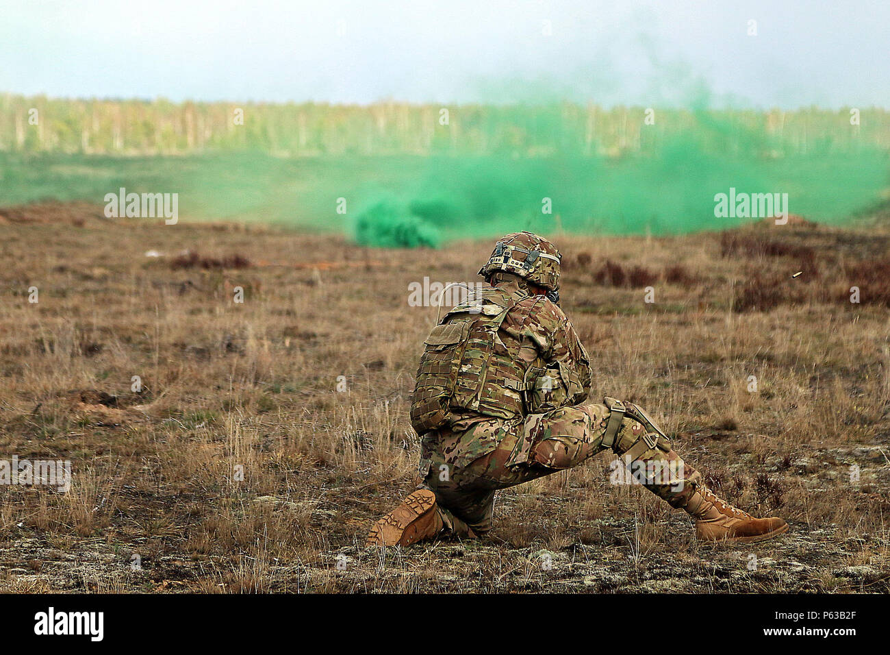Un soldato assegnato alla sede centrale e sede di truppe, 3° Stormo, 2° reggimento di cavalleria fornisce incendio soppressivo sul nemico dopo aver gettato una granata di fumo per fornire nascondiglio per il suo team durante il live-fire porzione di rompere il contatto e la trincea esercizio di clearing, 19 aprile a Adazi Base Militare, Lettonia. Il canadese e soldati lettoni hanno partecipato anche l'esercizio come una parte dell'estate scudo XIII, a due-la settimana di esercizio di interoperabilità. Soldati americani nella regione di funzionamento di supporto Atlantic risolvere uniti alleati dalla Lettonia, Canada, Lituania e nella Repubblica federale di Germania per un Foto Stock