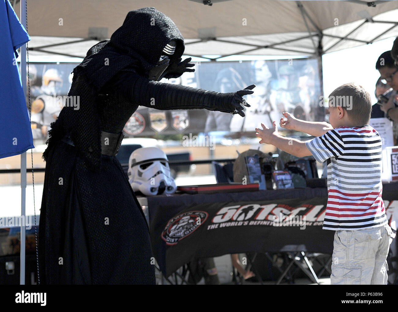Un attore che interpreta Kylo-Ren dal film Star Wars interagisce con un giovane patrono durante la March Field Airfest in California, il 16 aprile 2016. L'Airfest è un evento di due giorni con dimostrazioni aeree militari e civili, esposizioni a terra e attività interattive. I visitatori potranno assistere a spettacoli di aerei statici, acrobazie e dimostrazioni del personale dell'Aeronautica mentre si divertono con l'intrattenimento a tema. L'evento enfatizza il coinvolgimento del pubblico, le opportunità educative, la consapevolezza dell'aviazione e la visualizzazione operativa in un ambiente controllato di esibizioni aeree. Foto Stock