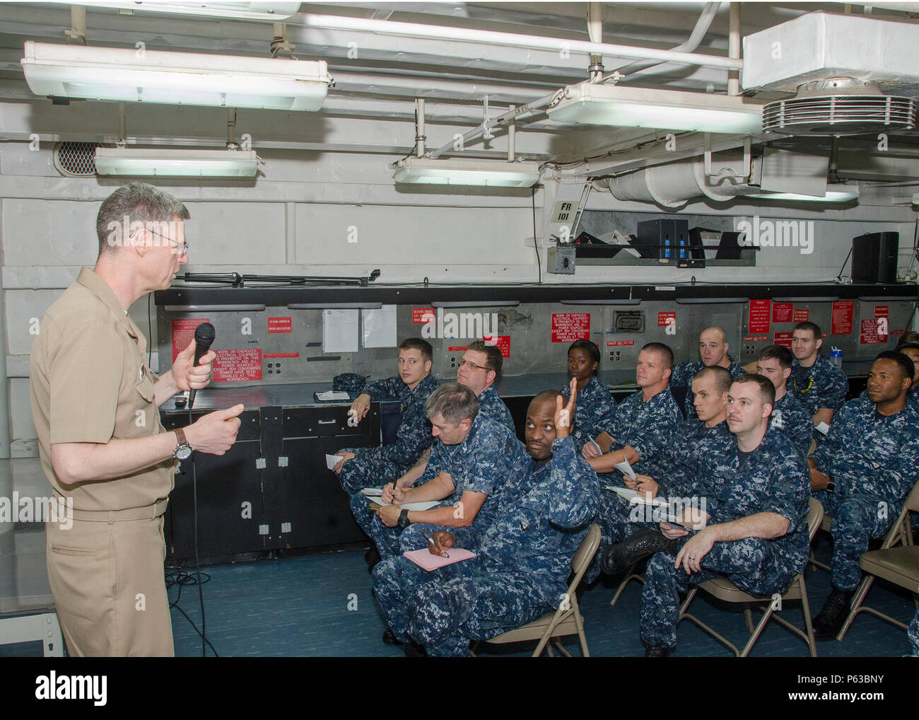 160407-N-YM720-009 POLARIS POINT, Guam (7 aprile 2016) della Cmdr. Chuck Jones, e sottomarino nucleare Limited-Duty Officer program manager, parla ad un gruppo di marinai a bordo della Emory S. Land-class submarine offerta USS Frank cavo (40), circa i vantaggi e i requisiti del programma LDO. Il programma LDO è progettato per fornire soldati, marinai con le credenziali richieste, la possibilità di diventare ufficiali. Cavo di Frank, distribuito per l'isola di Guam, effettua la manutenzione e il supporto dei sommergibili e navi di superficie distribuiti negli Stati Uniti 7 flotta area di responsabilità. ( Foto Stock