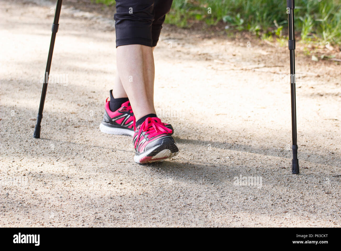 Gambe di anziani senior donna in scarpe sportive praticare il nordic  walking, concetto di sani stili di vita sportiva nella terza età Foto stock  - Alamy