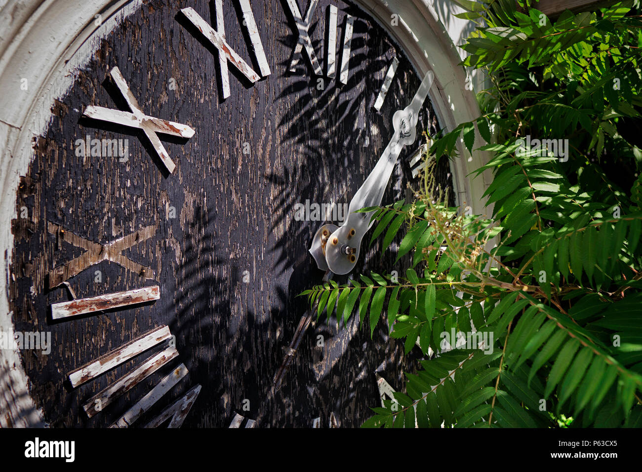 Abbandonato orologio da edificio Foto Stock