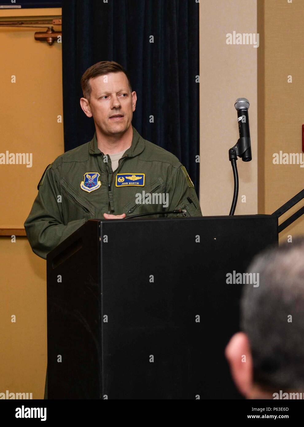 Col. John Martin, 28 gruppo Operations commander, parla a Ellsworth aviatori circa l'importanza del loro patrimonio durante la Doolittle Raider toast cerimonia al Ellsworth Air Force Base, S.D., 18 aprile 2016. Il 18 aprile 1942, 80 piloti guidata dal Lt. Col. James Doolittle lanciato 16 B-25 di aerei di ritorsione contro il Giappone per l'attacco di Pearl Harbor, segnando la prima grande collaborazione di pianificazione per un servizio comune missione. (U.S. Air Force foto di Airman 1. Classe Sadie Colbert/rilasciato) Foto Stock