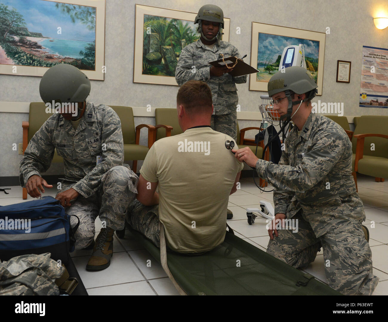 Avieri con la trentaseiesima Medical Group simulare rispondendo a un incidente durante la preparazione operativa esercizio Sling Stone 16-03 Aprile 19, 2016 presso Andersen Air Force Base, Guam. Il aviatori valutato la vittima di vie aeree e controllato il suo impulso. (U.S. Air Force foto di Airman 1. Classe Arielle Vasquez/rilasciato) Foto Stock