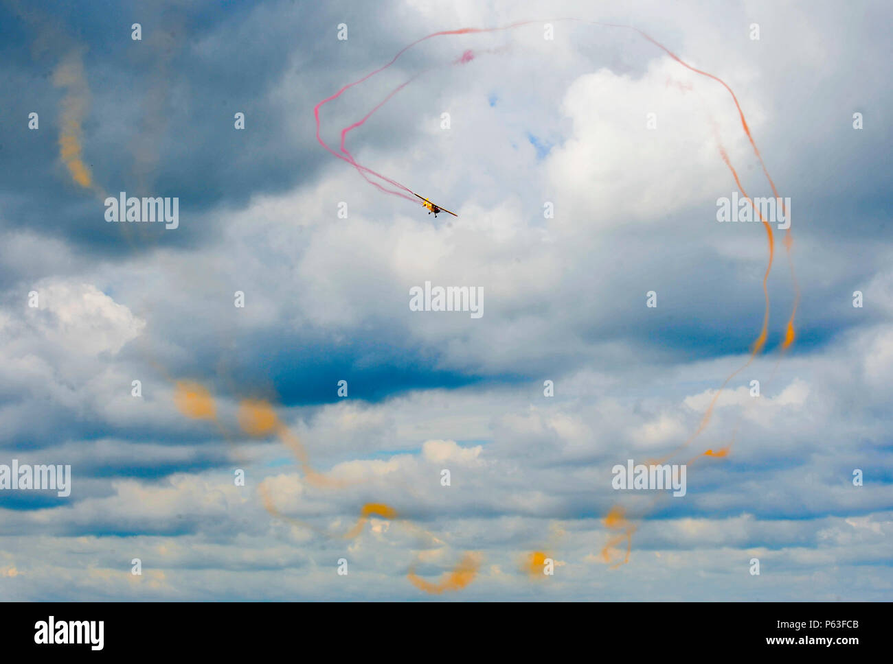 Kent Pietsch esegue in Jelly Belly aereo durante il AirPower Over Hampton Roads Open House Aprile 23, 2016 a Langley Air Force Base Va. Il primo open house a Langley Air Force Base è stata tenuta in 1919 ed è stato chiamato un antenna circus. (U.S. Air Force foto di Senior Airman R. Alex Durbin/rilasciato) Foto Stock