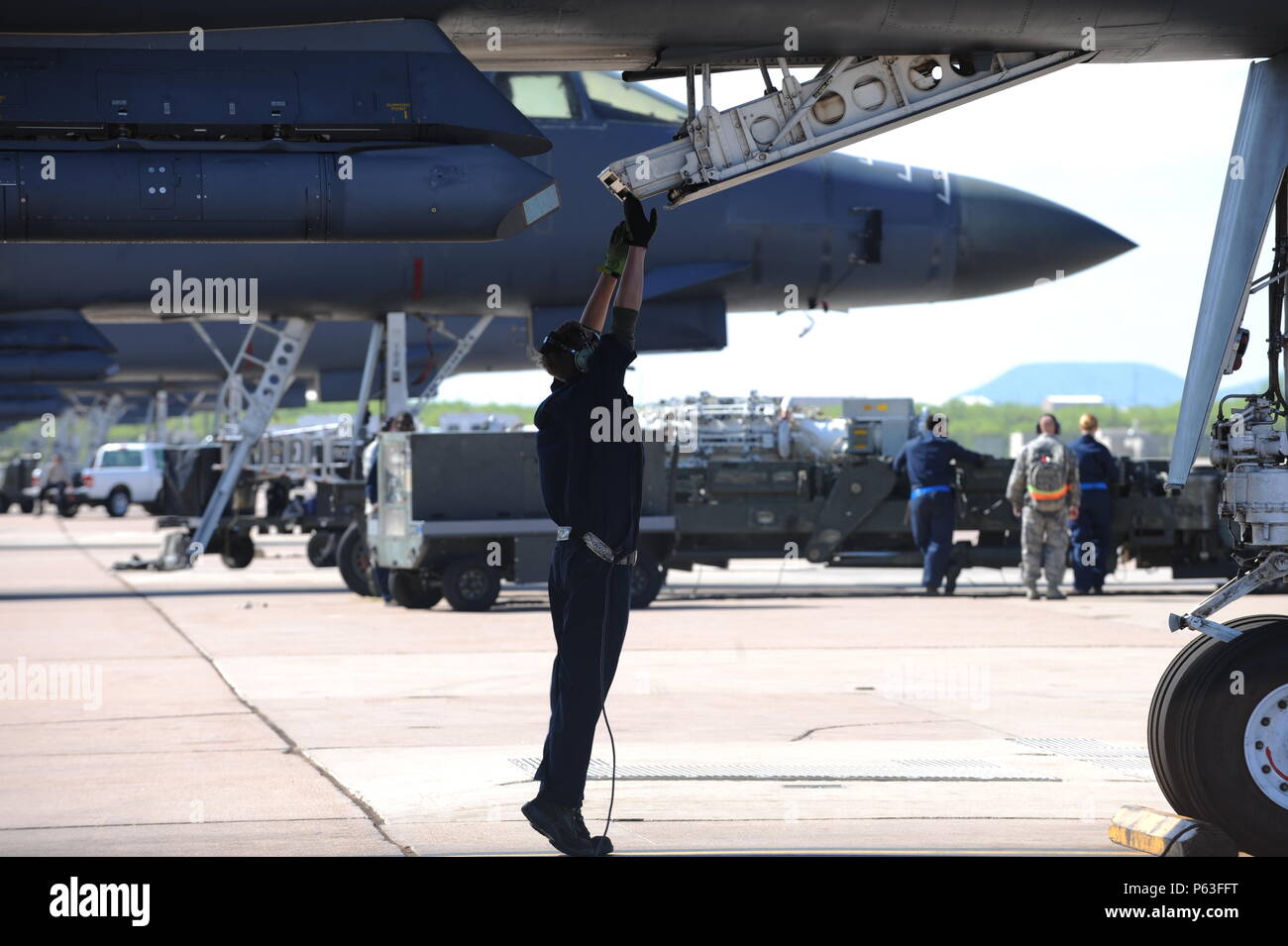 Stati Uniti Air Force Staff Sgt. Robert Gallagher, 7 Manutenzione aeromobili squadrone capo equipaggio, solleva la scaletta su un B-1B Lancer durante la vigilanza costante 16, Aprile 10, 2016 a Dyess Air Force Base in Texas. Una costante vigilanza 16 coinvolti sia elementi di comando e controllo delle operazioni e di unità in tutto Air Force Global Strike Command e si basa su scenari ipotetici che non sono correlati ad alcuna reale-gli eventi del mondo. (U.S. Air Force foto di Airman 1. Classe Rebecca Van Syoc/rilasciato) Foto Stock