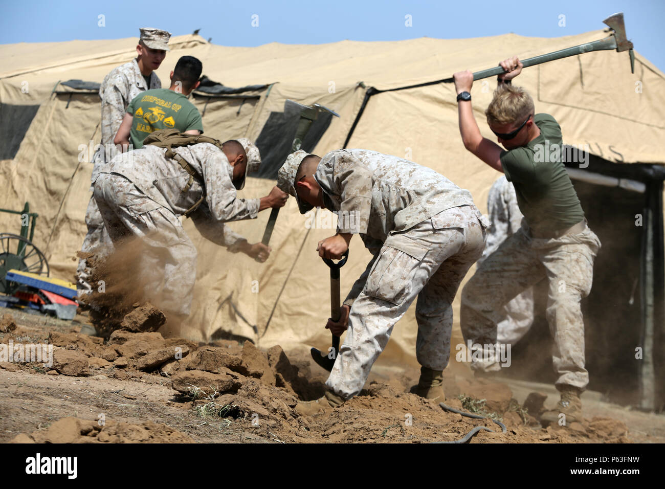 Marines con xi Marine Expeditionary Unit scavare una trincea di nascondere i cavi di rete durante la fase di creazione di una shore a base di comando expeditionary post come parte di meu esercizio a bordo di Camp Pendleton, California, 26 aprile 2016. MEUEX è un evento di formazione preparazione xi MEU Marines per un imminente WestPac 16-2 distribuzione. (U.S. Marine Corps photo by Gunnery Sgt. Roma M. Lazzaro/rilasciato) Foto Stock