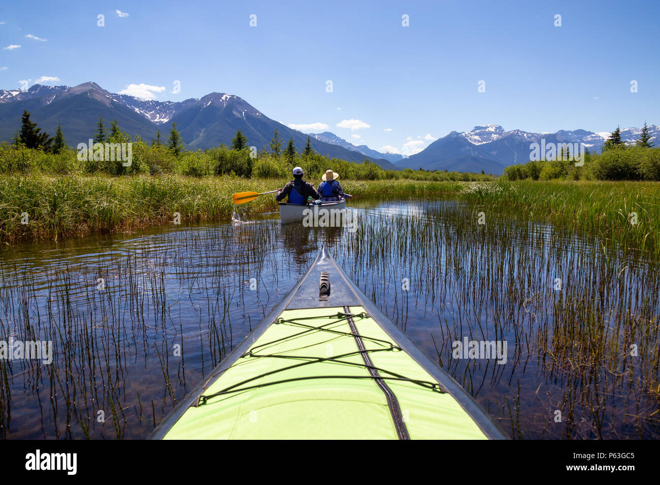 Fare kayak in un lago circondato da montagne canadesi. Preso in laghi Vermiglio, Banff, Alberta, Canada. Foto Stock