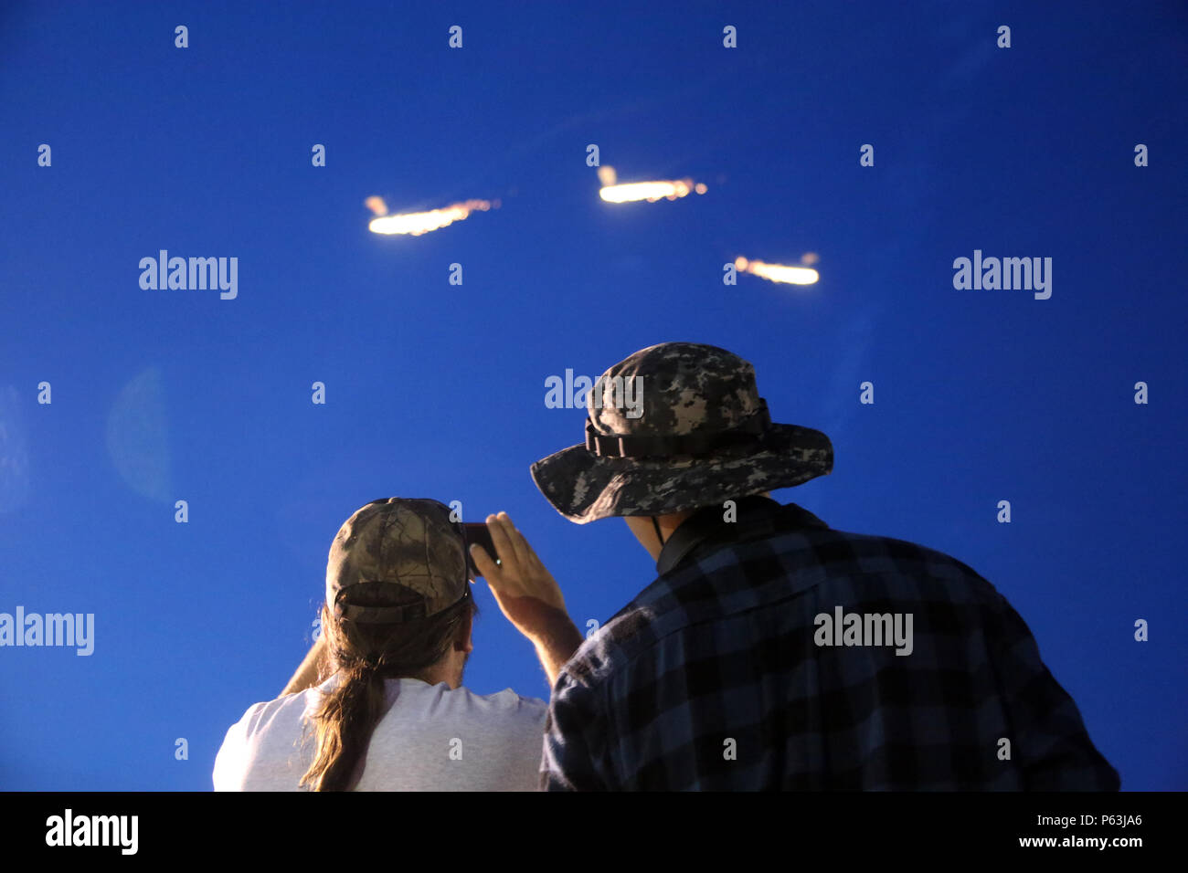 Spettatori godetevi l'olio Lucas Skydivers come essi salgono dal cielo durante il 2016 GLI ICM Cherry Point Air Show - "Celebrando 75 anni" al Marine Corps Air Station Cherry Point, N.C., Aprile 29, 2016. L'olio di Lucas Skydivers sono una dimostrazione di skydiving team di grande esperienza skydivers civili che sono selezionati per il team e per la media di oltre quindici anni nel mondo dello sport. Il team di paracadutismo ha 40.000 salti fra loro. Questo anno di air show ha celebrato gli ICM Cherry Point e 2 aeromobili Marina Wing il settantacinquesimo anniversari e in primo piano 40 statico, visualizza 17 esecutori di antenna e un concerto. (U Foto Stock