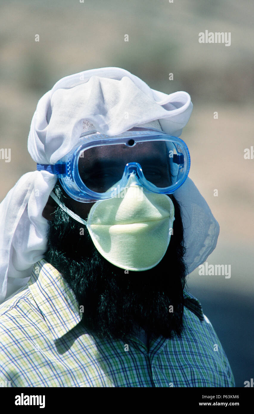 Asfalto lavoratore con maschera e gli occhiali di protezione in 48 gradi, Makkah Provincia, Arabia Saudita Foto Stock