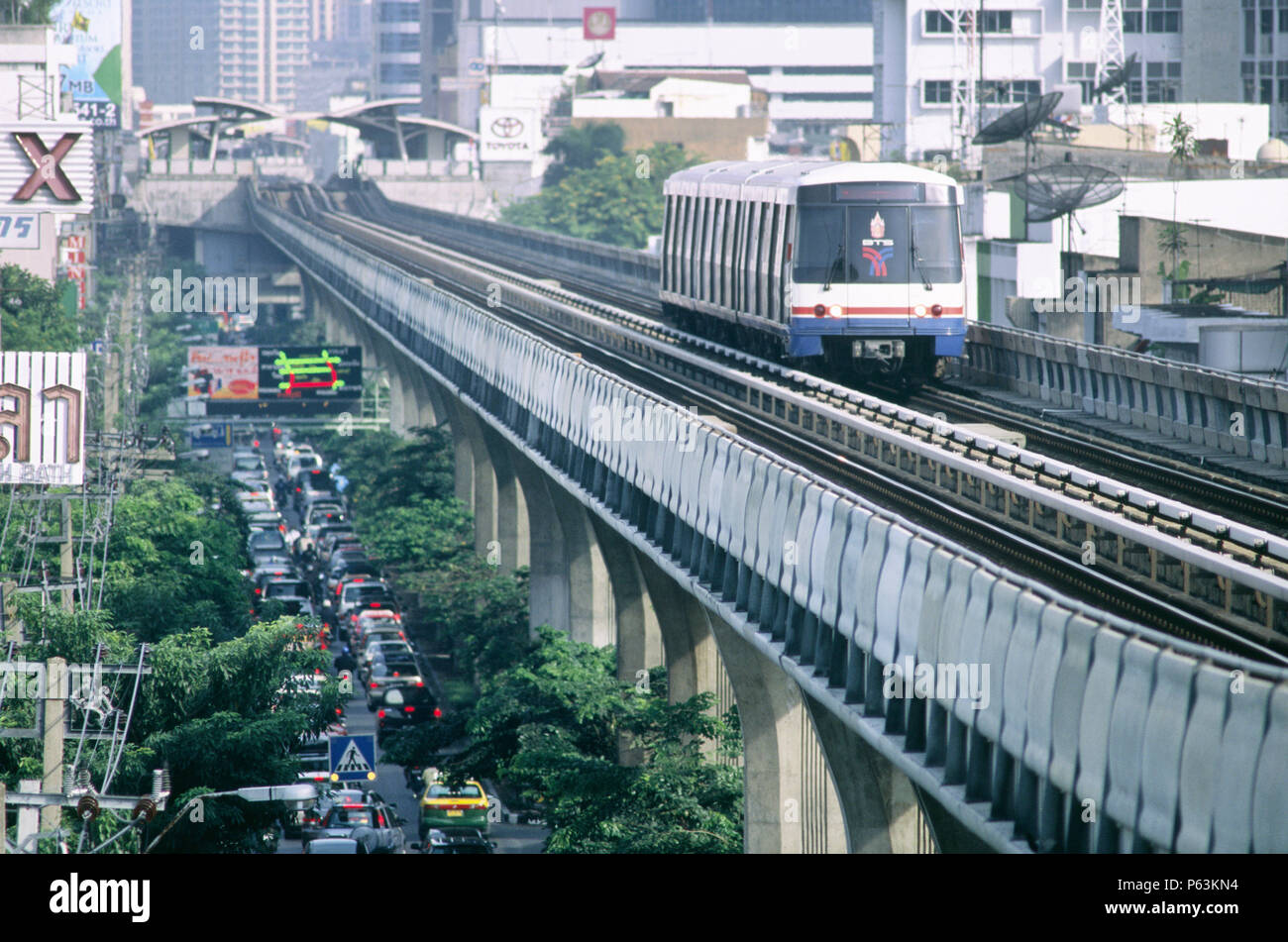 Bangkok Skytrain in esecuzione sulla sua elevata pista di calcestruzzo ad alta al di sopra del traffico sulla strada principale di Sukhumvit lontano da Phrom Phong station, Bangkok, Tailandia Foto Stock