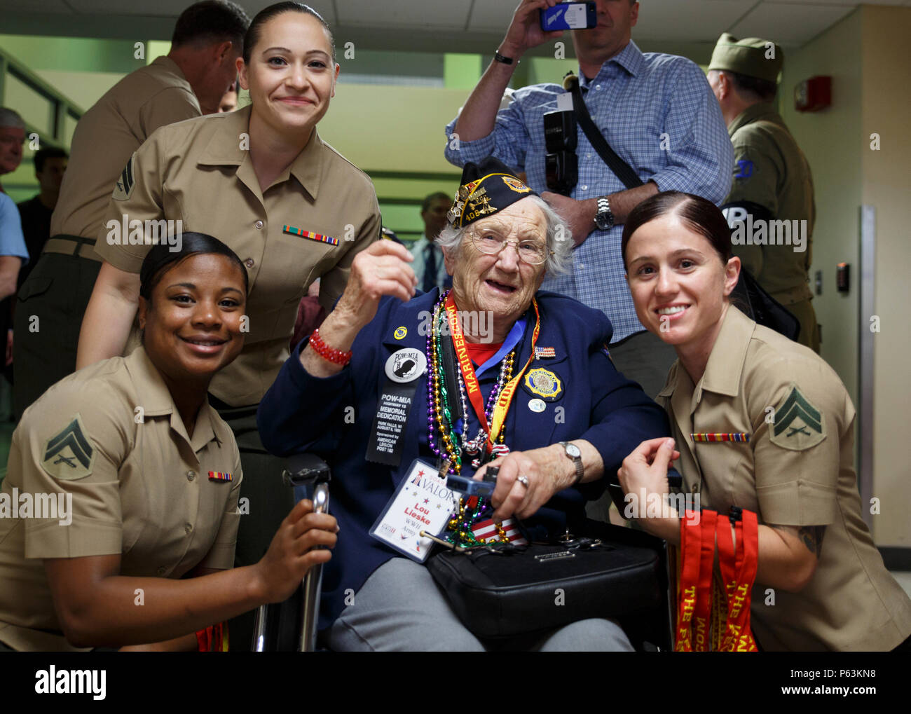 Marines con forze Marine Reserve salutare Lou Lieske, un pensionato U.S. Esercito e infermiere II Guerra Mondiale veterano all'Aeroporto Internazionale Louis Armstrong di New Orleans, 13 aprile 2016. Lieske unite altro mondo II veterani come parte di soaring Valor, un programma creato da Gary Sinise Foundation per fornire la II Guerra Mondiale Veterani una speciale tour nazionale della II Guerra Mondiale il museo e di farle onore per i loro sacrifici. (U.S. Marine Corps foto di Cpl. Ian Leones/ rilasciato) Foto Stock