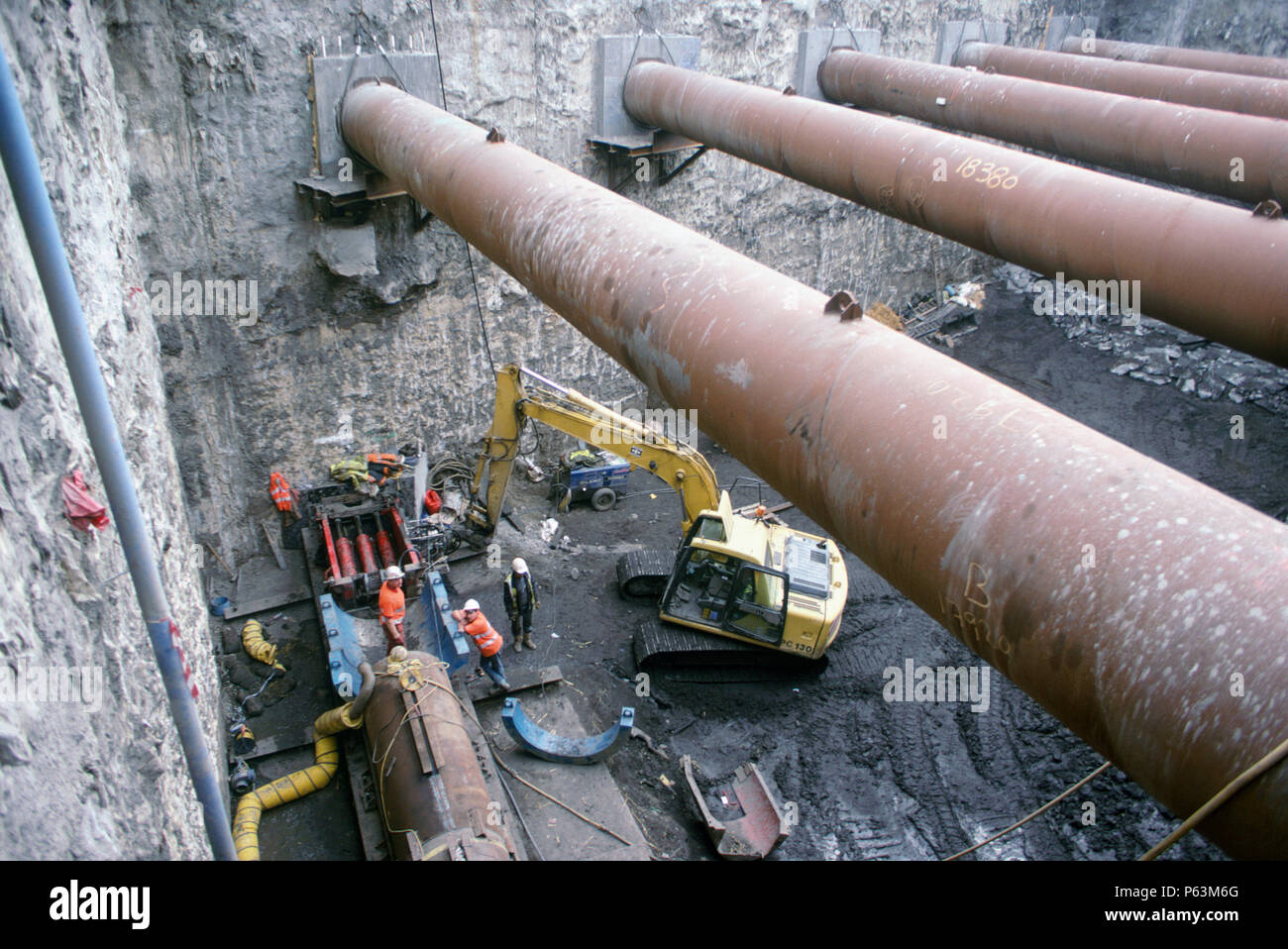 Enorme tubolari in acciaio supporto struts un profondo scavo il tunnel nel porto di Dublino lavora in Irlanda Foto Stock