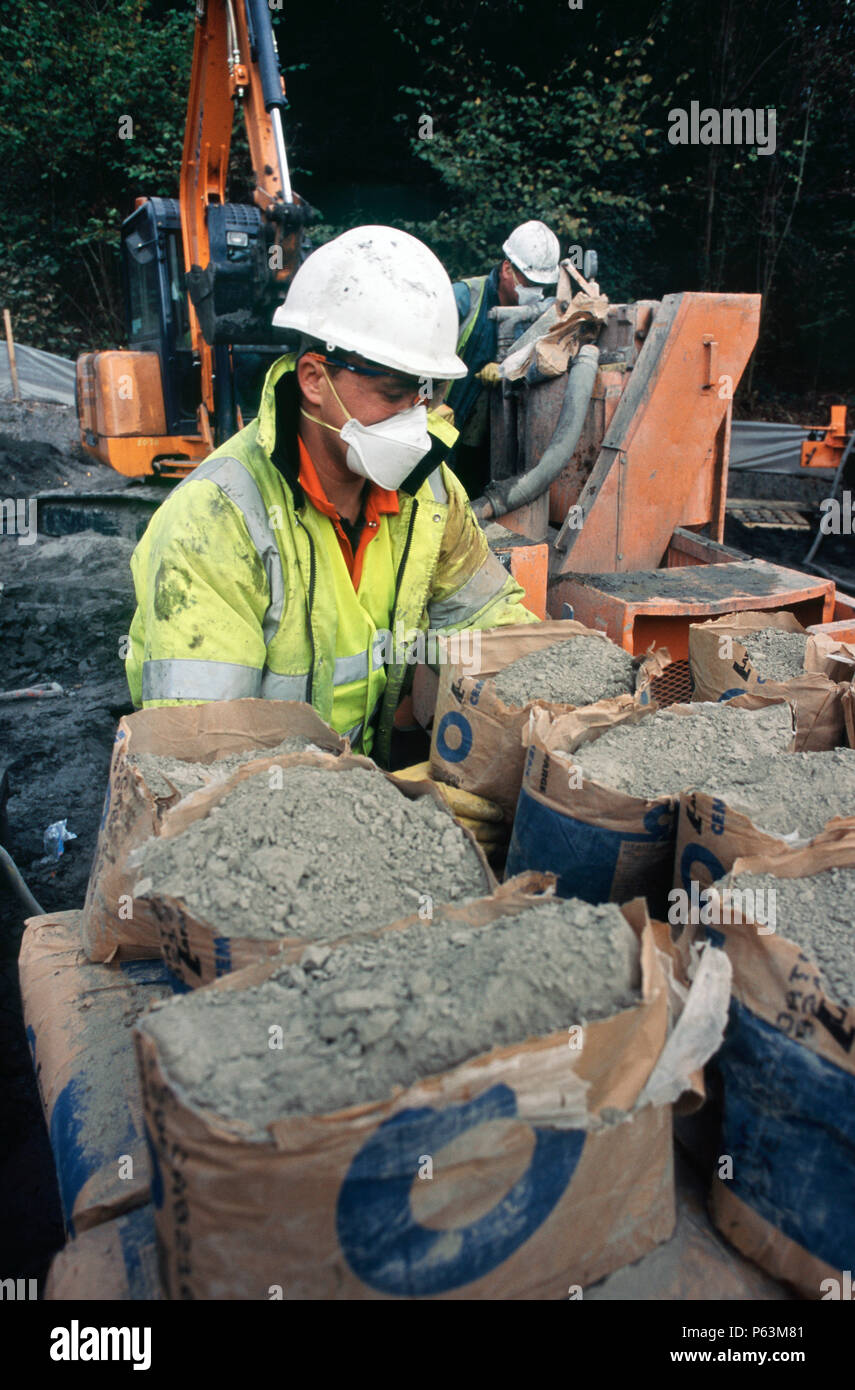 Alimentazione di cemento in malta cementizia miscelatore per l'iniezione nella vecchia miniera lavorazioni. Ironbrige, REGNO UNITO Foto Stock