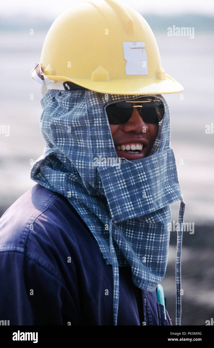 Lavoratori Thai quasi sempre utilizzare la faccia di lana protezione contro il sole tropicale Foto Stock