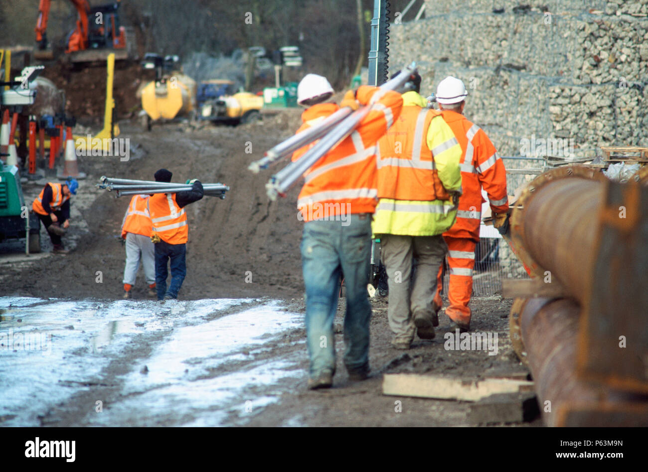 Impalcatura portante poli sul sito durante i lavori di demolizione di un ponte ferroviario a Barnet, a nord di Londra, Regno Unito Foto Stock