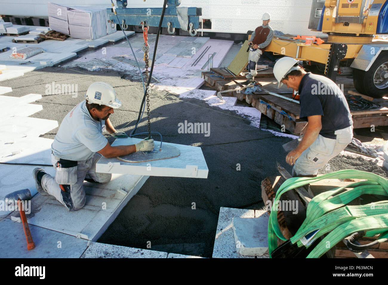 Marmo bianco pannelli sono montati come un puzzle attraverso il tetto spiovente e pubblico spazio a piedi, Opera di Oslo, Norvegia Foto Stock