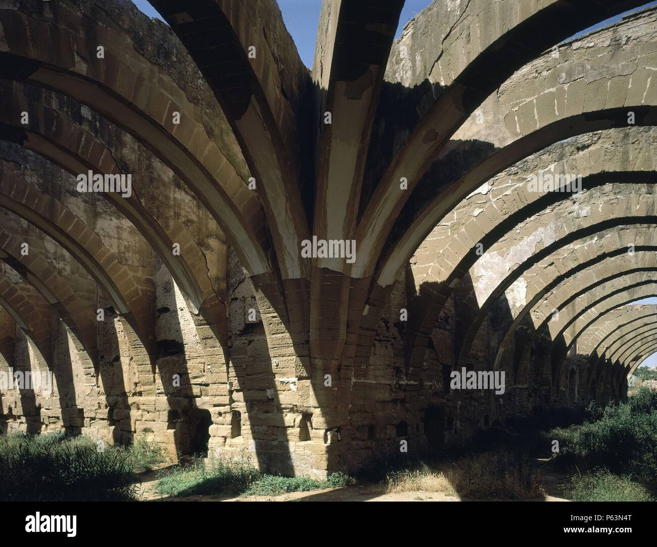 RUINAS DEL DOMITORIO ANTIGUO DE 'DUEÑAS' - Arcos de MEDIO PUNTO LIGERAMENTE APUNTADOS - SIGLO XII. Posizione: MONASTERIO DE SANTA MARIA, VILLANUEVA DE SIGENA, Huesca. Foto Stock