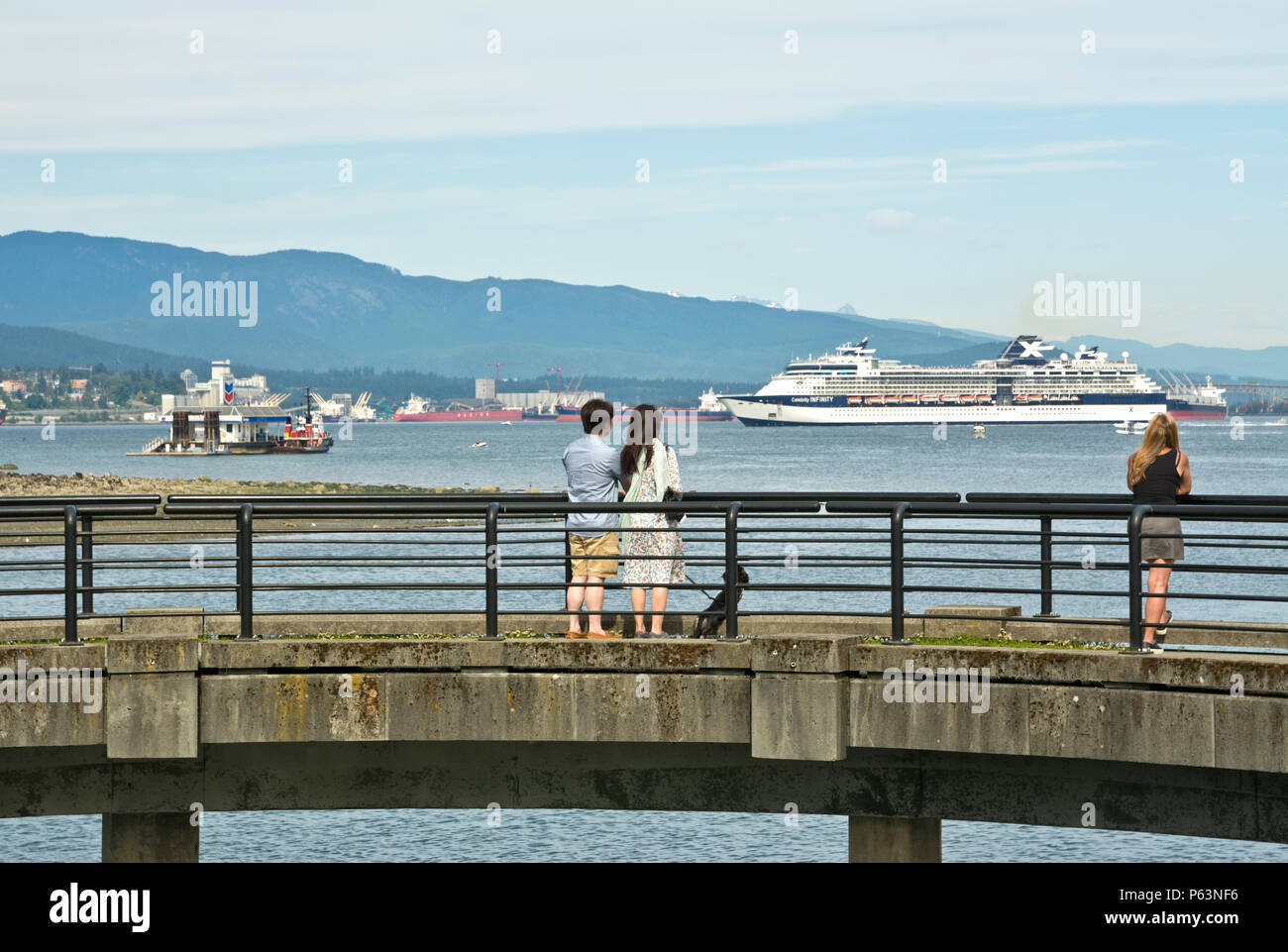 Guardare la gente di una nave da crociera partono Vancouver, BC, Canada, dal seawall in Coal Harbour quartiere. Foto Stock