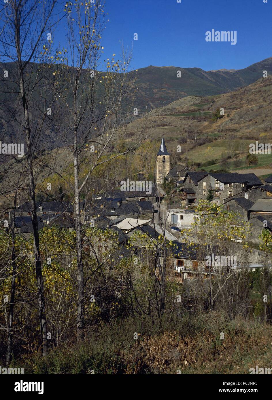 CATALUÑA. ESTERRI De Cardos. Núcleo rural situado a 1.212 m. de altitud, en el centro del valle de Cardós y a la izquierda del río Noguera de Cardós. Provincia de Lleida. Comarca del Pallars Sobirà. Foto Stock