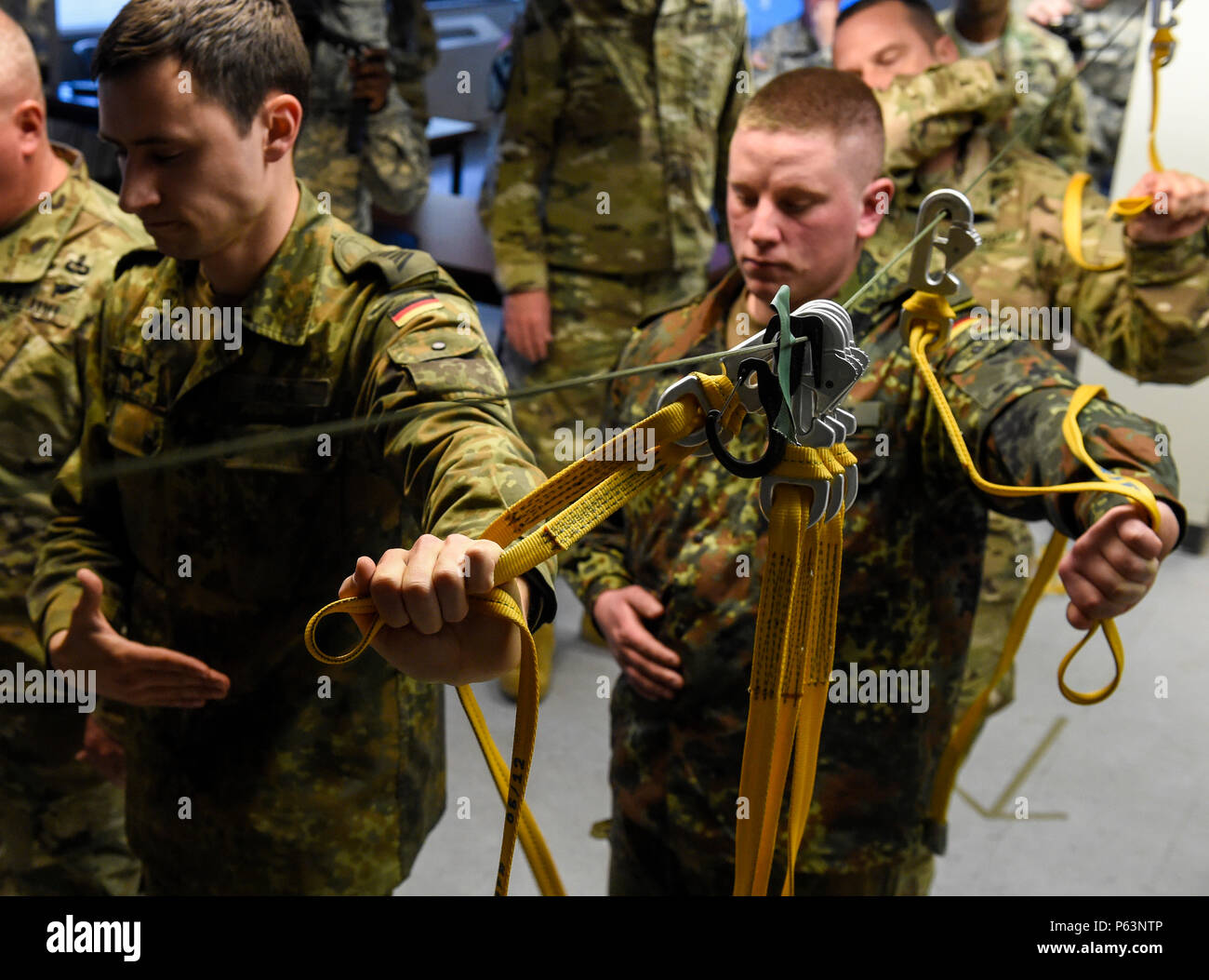 I membri delle forze armate tedesche pratica sostenuta Airborne Formazione (SAT) durante il funzionamento Skyfall USA (OS-U) a Fort Gordon, Ga., 10 aprile 2016. OS-U è un combattimento 982nd fotocamera Company (Airborne) Teatro La cooperazione in materia di sicurezza iniziativa. OS-U è un giunto, multi-componente, multi-laterale della telecamera di combattimento oggetto di scambio di esperti che si svolgono in più sedi in Georgia. OS-U è parte di una serie che include OS-Deutschland, OS-Francia e OS-Kosovo. (Usa foto di Senior Airman Keith James/rilasciato) Foto Stock