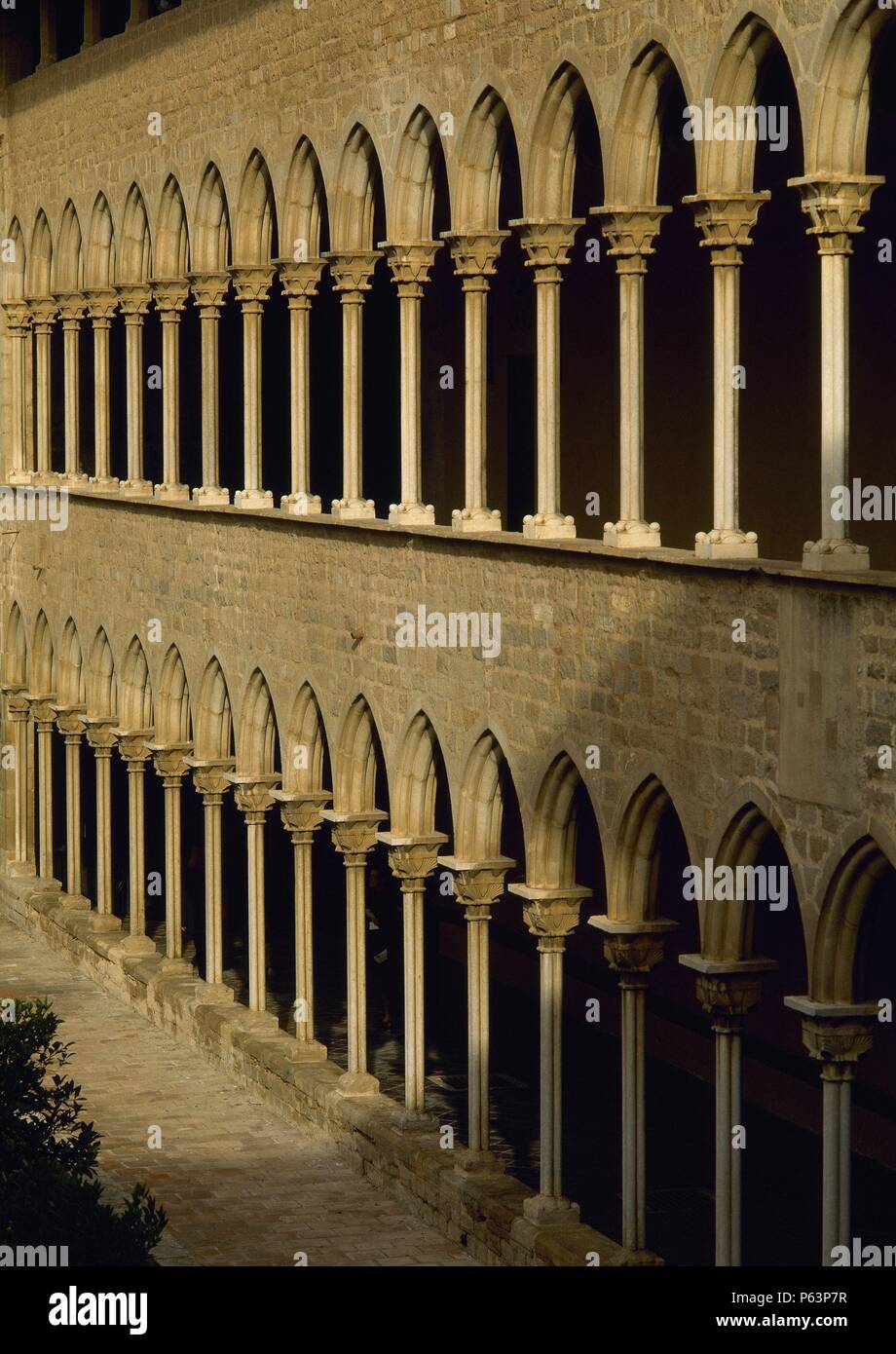 ARTE gotico. ESPAÑA. SIGLO XIV. MONASTERIO de Pedralbes. Vista del CLAUSTRO del gran monasterio de la Orden de las Clarisas. Destaca por su doble piso de galerias con arcos ojivales. Barcellona. Cataluña. Foto Stock