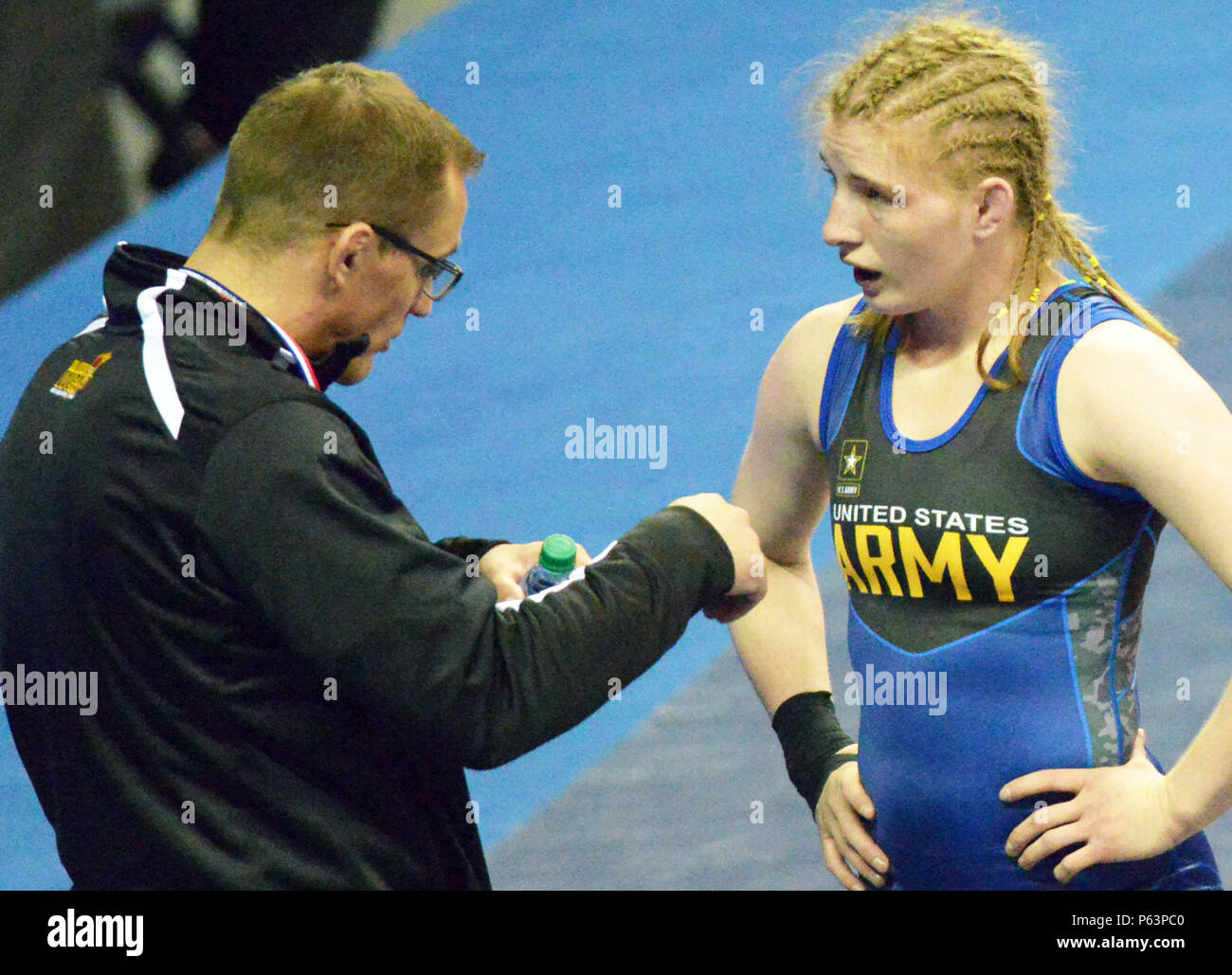 Il personale Sgt. Aaron Sieracki allenatori Sgt. Whitney Conder tra 3 minuti di periodi di wrestling come lei batte Carlene Sluberski del New York Athletic Club, 9-0, durante la squadra olimpica prove Aprile 10, 2015 in Carver-Hawkeye Arena sul campus della Università di Iowa, Iowa City. Foto Stock