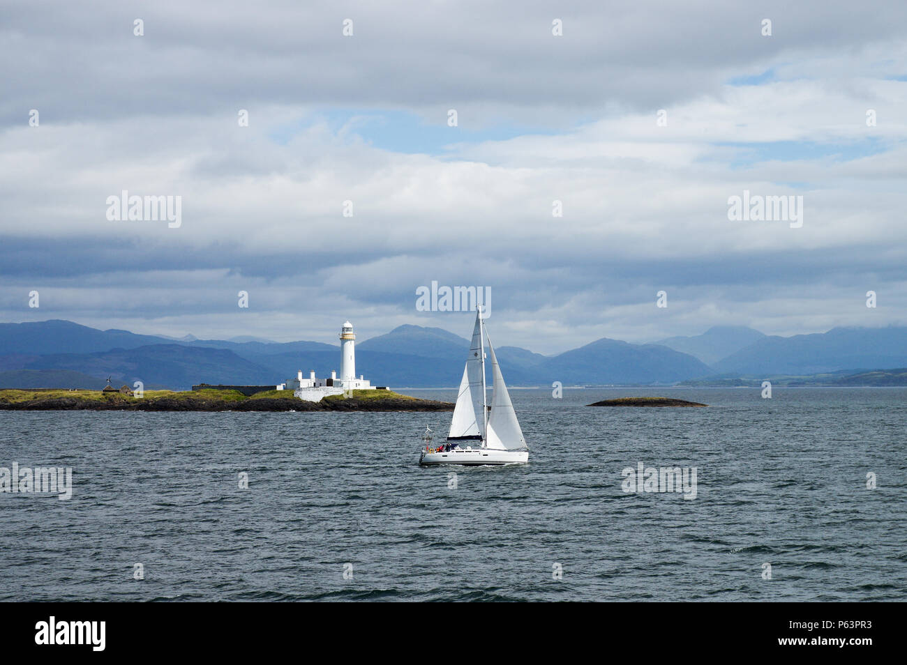 Eilean Musdile Lighthouse proteggendo l'ingresso al Loch Linnhe vicino al Isle of Mull su Ebridi Interne, Scozia Foto Stock