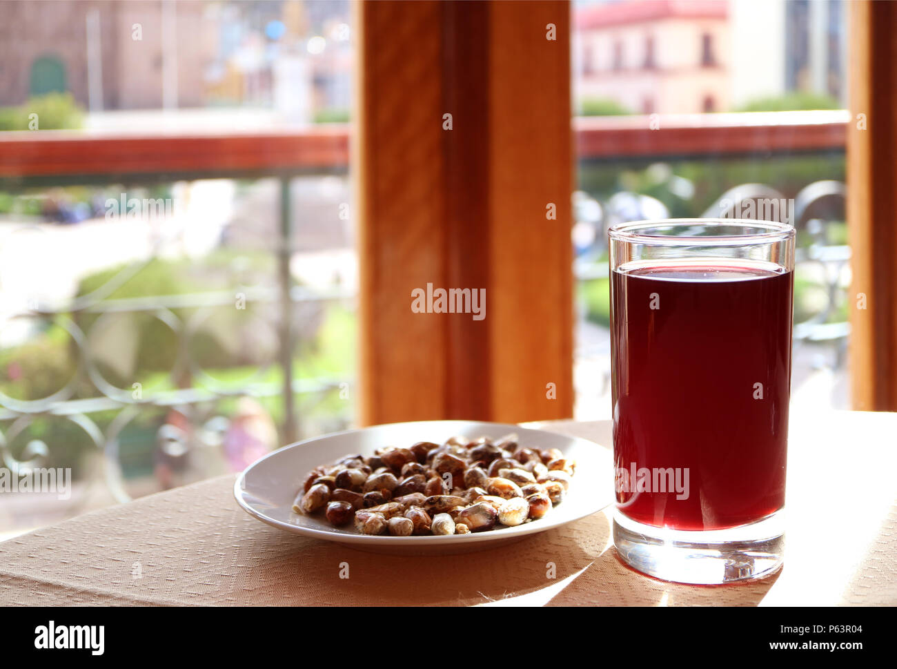 Chicha Morada, popolare tradizionale peruviana drinks serviti con una piastra di andina mais tostato Foto Stock