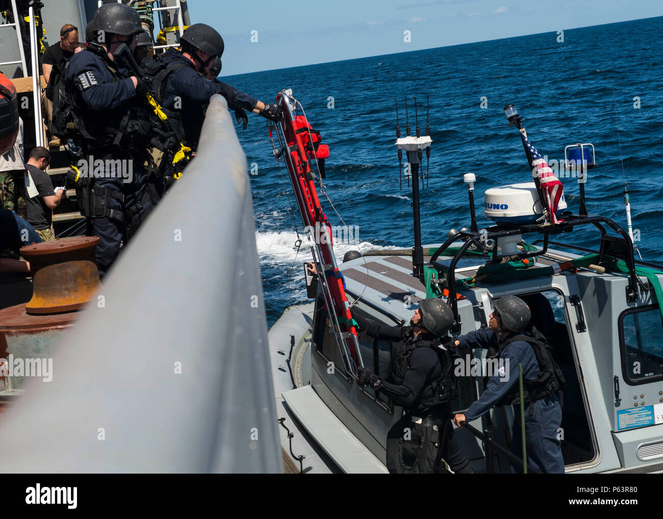 160411-N-TI017-054 OCEANO ATLANTICO (9 aprile 2016) un marinaio dal dock landing ship USS Whidbey Island (LSD 41) visita, scheda, ricerca e sequestro (VBSS) team passare una barella per un marinaio su una rigida-scafo gommone durante un esercizio di formazione. Whidbey Island è attualmente in corso con la Vespa Anfibia pronto gruppo partecipano in anfibio gruppo pronto/ Marine Expeditionary Esercizio dell'unità. (U.S. Foto di Marina di Massa lo specialista di comunicazione 2a classe Nathan R. McDonald/rilasciato) Foto Stock