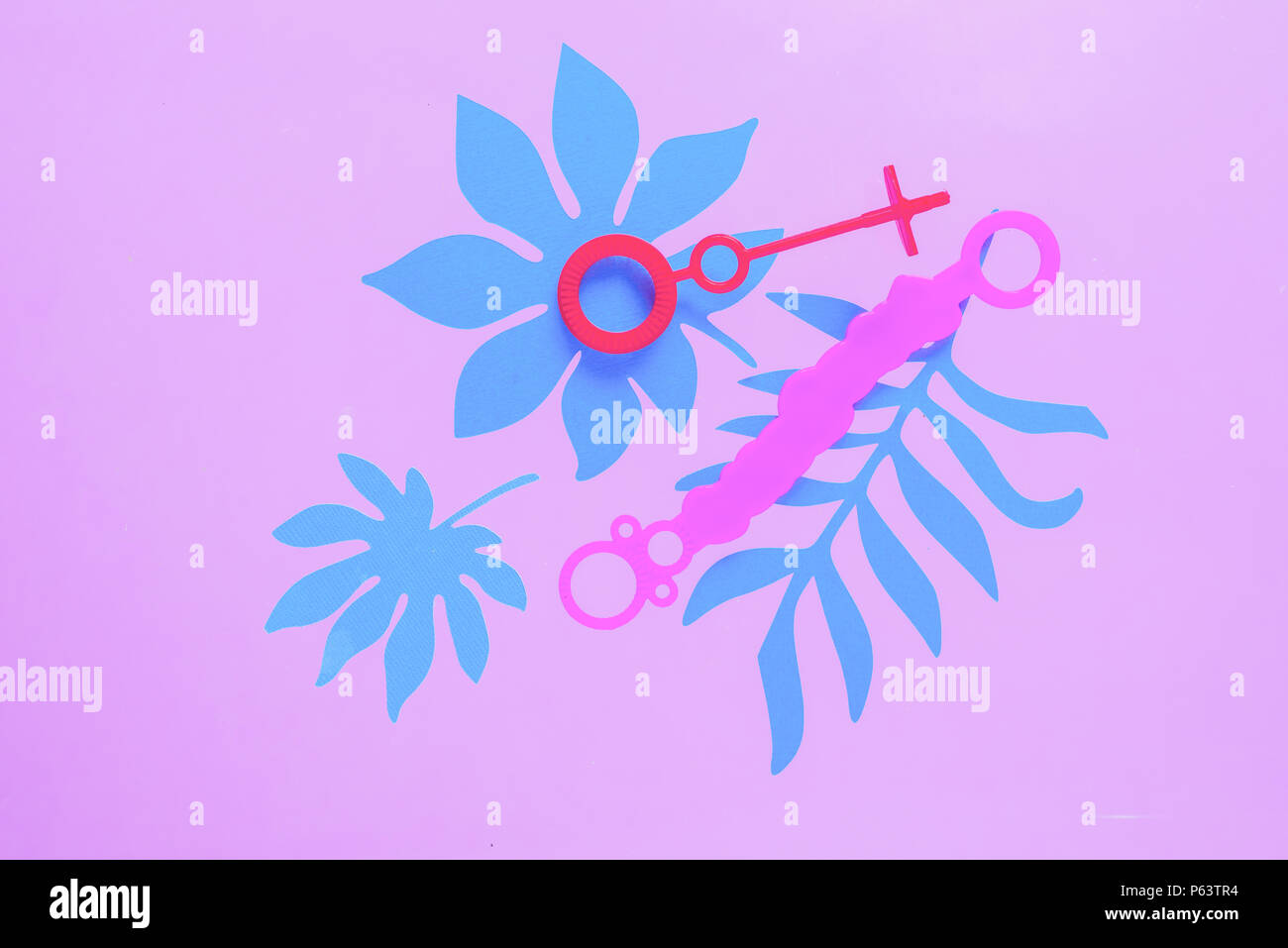 Bacchette di bolle su un pastello sfondo viola con foglie tropicali e copia di spazio. Varietà di materiali di consumo. Appartamento laici in rosa. Foto Stock
