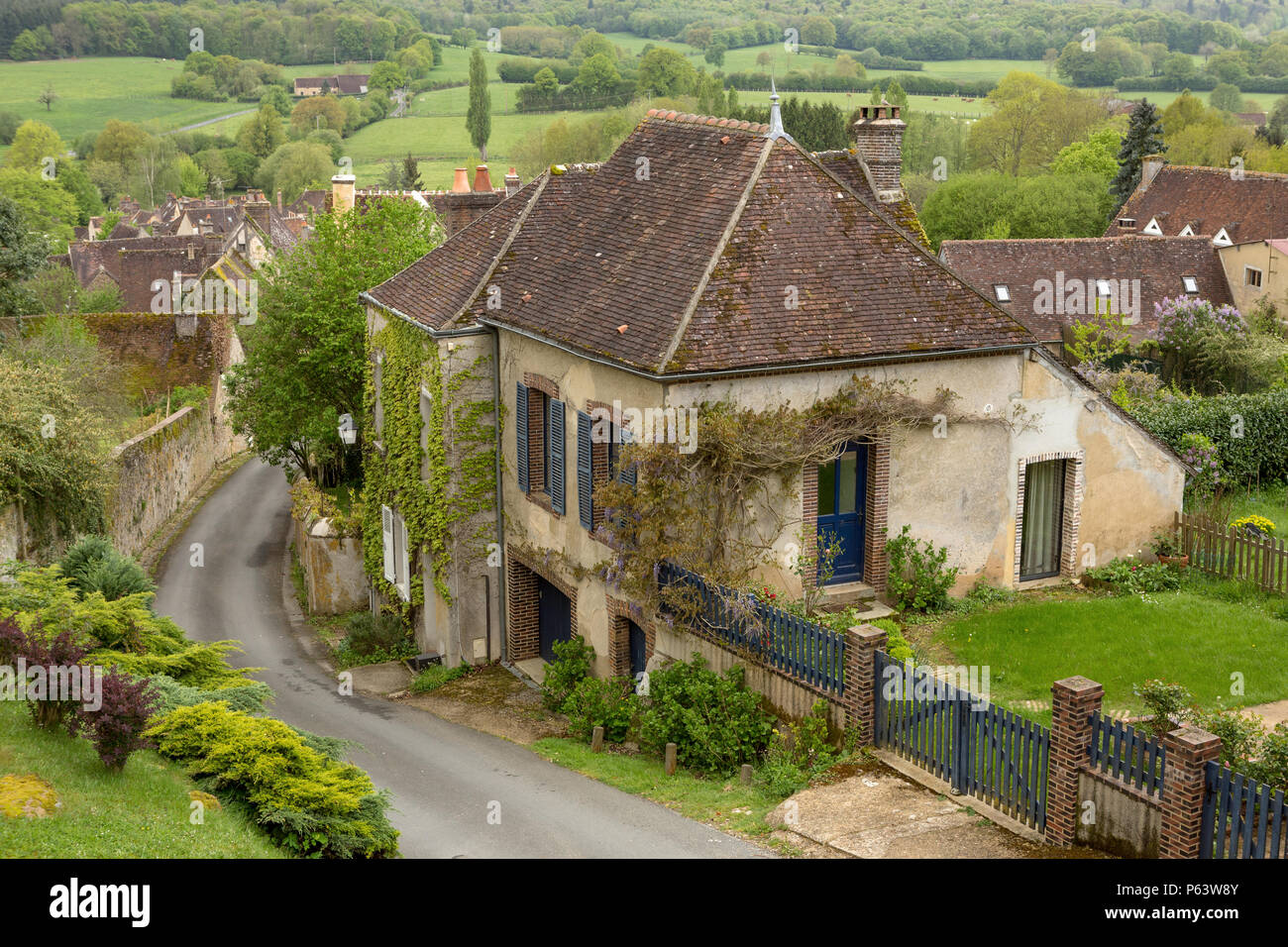 La pittoresca Rue de l'Eglise in Moutiers-au-Perche, in Normandia, Francia. Foto Stock